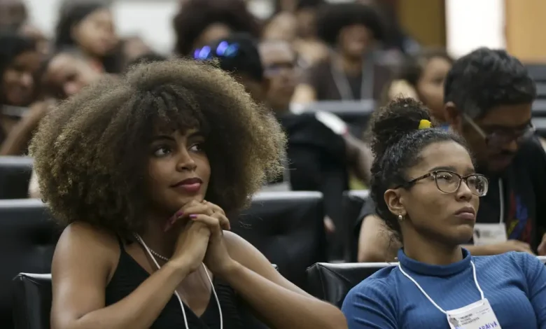 Última chance! Estudantes aprovados no FIES 2025 têm até sexta-feira, às 23h59, para confirmar informações. Confira o resultado no site acessounico.mec.gov.br. Lista de espera para convocação entre 5 de agosto e 19 de setembro. Mais de 74 mil vagas!