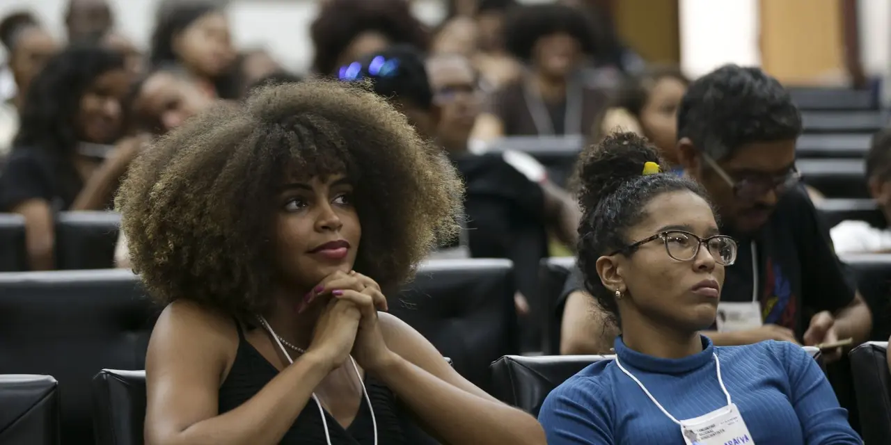Última chance! Estudantes aprovados no FIES 2025 têm até sexta-feira, às 23h59, para confirmar informações. Confira o resultado no site acessounico.mec.gov.br. Lista de espera para convocação entre 5 de agosto e 19 de setembro. Mais de 74 mil vagas!