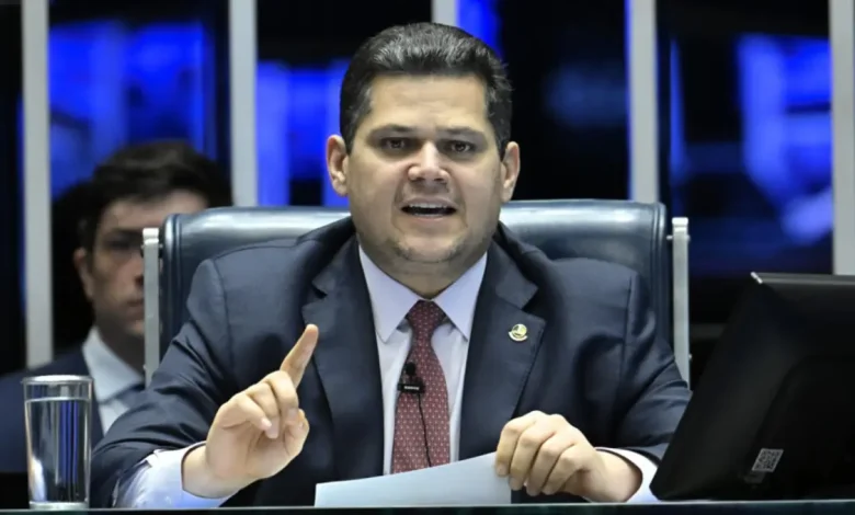 Brasil e Israel em Crise Diplomática Sem Precedentes 1 Brasil e Israel em crise diplomática sem precedentes. Decisão do governo brasileiro de abandonar a IHRA gerou forte repercussão internacional e críticas de líderes judaicos e organizações internacionais.
