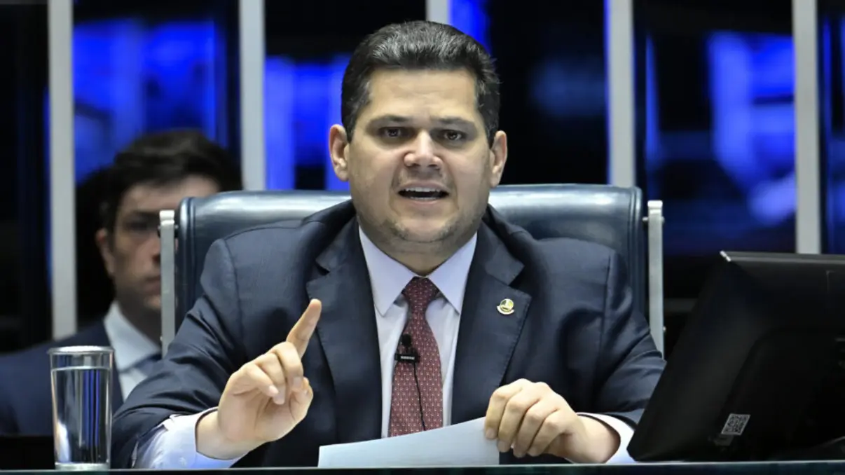 Brasil e Israel em crise diplomática sem precedentes. Decisão do governo brasileiro de abandonar a IHRA gerou forte repercussão internacional e críticas de líderes judaicos e organizações internacionais.