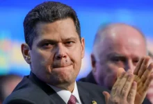 A PEC 66/2023, que simplificaria o pagamento de dívidas antigas de estados e municípios, pode prejudicar credores e agravar a dívida pública. A proposta reduz a correção dos valores dos precatórios e estabelece limites para o pagamento, gerando críticas da OAB.