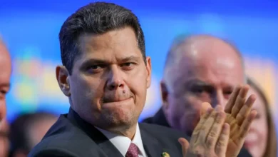 A PEC 66/2023, que simplificaria o pagamento de dívidas antigas de estados e municípios, pode prejudicar credores e agravar a dívida pública. A proposta reduz a correção dos valores dos precatórios e estabelece limites para o pagamento, gerando críticas da OAB.