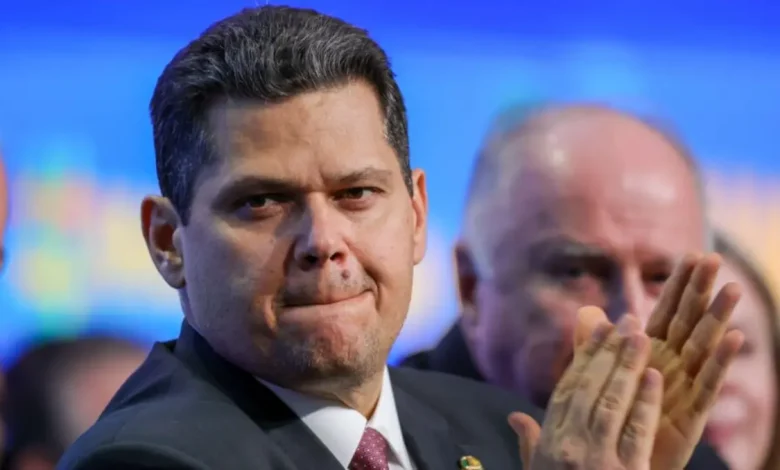 A PEC 66/2023, que simplificaria o pagamento de dívidas antigas de estados e municípios, pode prejudicar credores e agravar a dívida pública. A proposta reduz a correção dos valores dos precatórios e estabelece limites para o pagamento, gerando críticas da OAB.
