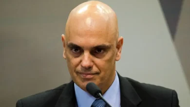 Pesquisa Quaest revela divisão no Brasil sobre aplicação da Lei Magnitsky a Alexandre de Moraes. 46% apoiam o impeachment do ministro, enquanto 43% se opõem. A medida gerou debate sobre direitos humanos e liberdade de expressão.