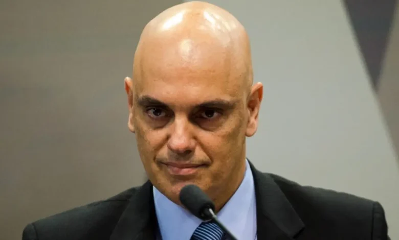 Divisão no Brasil sobre aplicação da Lei Magnitsky a Alexandre de Moraes 1 Pesquisa Quaest revela divisão no Brasil sobre aplicação da Lei Magnitsky a Alexandre de Moraes. 46% apoiam o impeachment do ministro, enquanto 43% se opõem. A medida gerou debate sobre direitos humanos e liberdade de expressão.