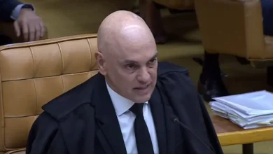 Ministro Alexandre de Moraes afirma que a Lei Magnitsky não será reconhecida pelo STF e continuará atuando como relator da ação penal sobre a tentativa de golpe de 2022, classificando como "pseudo-patriotas" os que tentam prejudicar o tribunal.