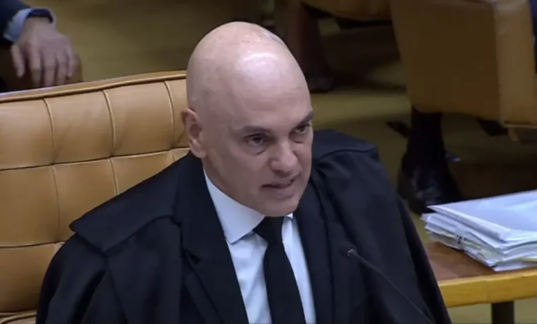 Moraes Afirma que Lei Magnitsky não será Reconhecida pelo STF e Continua como Relator da Ação Penal sobre Tentativa de Golpe 1 Ministro Alexandre de Moraes afirma que a Lei Magnitsky não será reconhecida pelo STF e continuará atuando como relator da ação penal sobre a tentativa de golpe de 2022, classificando como "pseudo-patriotas" os que tentam prejudicar o tribunal.
