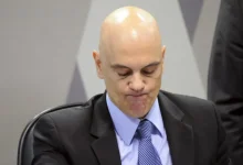 Pressão aumenta no Senado para impeachment de Alexandre de Moraes após 41 senadores assinarem pedido. Davi Alcolumbre admite análise, mas ressalta avaliação "jurídico-política". Oposição busca forçar a pauta, enquanto alguns senadores veem a iniciativa como inviável.