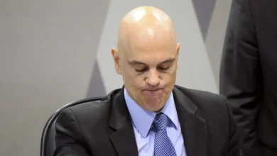 Pressão aumenta no Senado para impeachment de Alexandre de Moraes após 41 senadores assinarem pedido. Davi Alcolumbre admite análise, mas ressalta avaliação "jurídico-política". Oposição busca forçar a pauta, enquanto alguns senadores veem a iniciativa como inviável.
