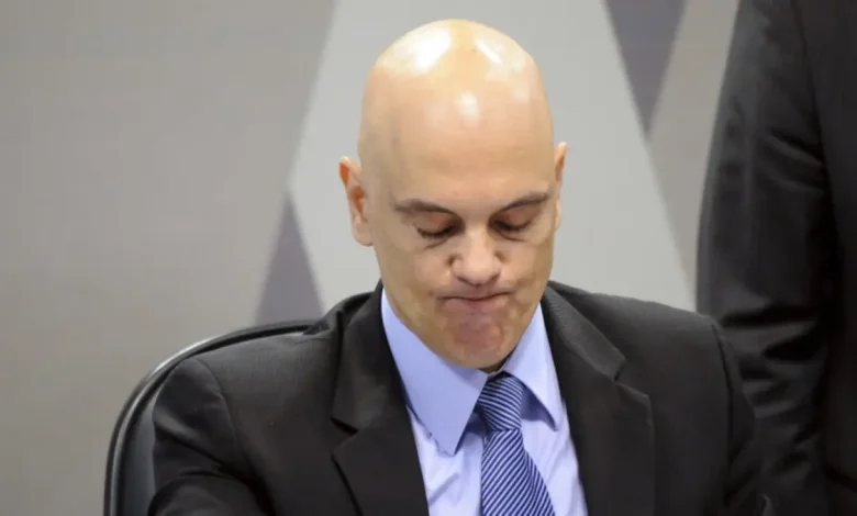 Impeachment de Moraes: pressão no Senado aumenta com 41 senadores assinando pedido 1 Pressão aumenta no Senado para impeachment de Alexandre de Moraes após 41 senadores assinarem pedido. Davi Alcolumbre admite análise, mas ressalta avaliação "jurídico-política". Oposição busca forçar a pauta, enquanto alguns senadores veem a iniciativa como inviável.