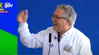 Ministro da Saúde critica duramente Trump após revogação de vistos de brasileiros ligados ao programa Mais Médicos. Padilha chama Trump de "inimigo da saúde" e defende o programa, que salva vidas, segundo o governo brasileiro.