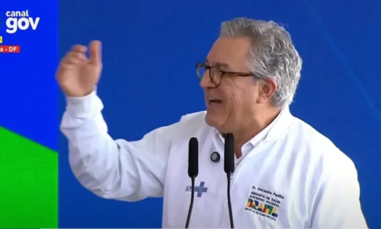 Ministro da Saúde critica duramente Trump após revogação de vistos de brasileiros ligados ao programa Mais Médicos. Padilha chama Trump de "inimigo da saúde" e defende o programa, que salva vidas, segundo o governo brasileiro.