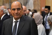 Chefe de gabinete do presidente argentino Javier Milei chama de "operação política" acusações contra irmã do presidente, que supostamente participou de esquema de corrupção em contratos de medicamentos.