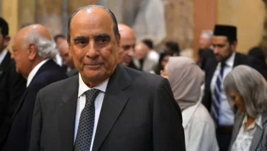 Chefe de gabinete do presidente argentino Javier Milei chama de "operação política" acusações contra irmã do presidente, que supostamente participou de esquema de corrupção em contratos de medicamentos.