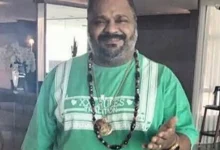 Arlindo Cruz, cantor e compositor brasileiro, faleceu aos 66 anos. Deixou um legado inesquecível no samba com sucessos como "O Show Tem Que Continuar" e "A Amizade". Celebridades e escolas de samba homenageiam sua vida e obra.