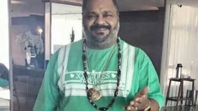 Arlindo Cruz, cantor e compositor brasileiro, faleceu aos 66 anos. Deixou um legado inesquecível no samba com sucessos como "O Show Tem Que Continuar" e "A Amizade". Celebridades e escolas de samba homenageiam sua vida e obra.