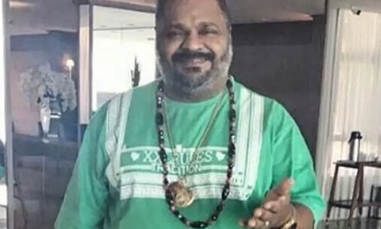 Arlindo Cruz: Legado Inesquecível no Samba 1 Arlindo Cruz, cantor e compositor brasileiro, faleceu aos 66 anos. Deixou um legado inesquecível no samba com sucessos como "O Show Tem Que Continuar" e "A Amizade". Celebridades e escolas de samba homenageiam sua vida e obra.