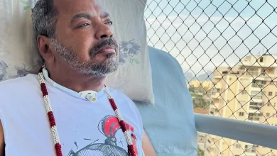 Rio de Janeiro se despedirá de Arlindo Cruz, sambista carioca que faleceu aos 66 anos. Parque Piedade será nomeado em sua homenagem. Celebração da vida e obra do artista com legado musical inesquecível.