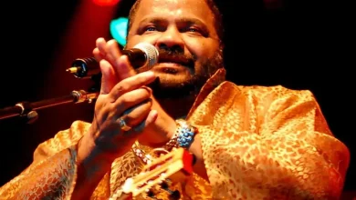 Velório e sepultamento do saudoso sambista Arlindo Cruz. Detalhes sobre o último adeus ao artista, incluindo local e horário. Homenagens e legado musical de Arlindo Cruz.