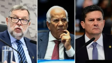 Oposição ao governo Lula reúne 41 senadores para pedir impeachment de Alexandre de Moraes, ministro do STF. Senadores paranaenses Sergio Moro e Oriovisto Guimarães defendem a medida, enquanto Flávio Arns se mantém neutro.