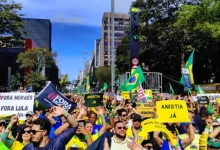 Milhares se manifestaram em São Paulo e 37 cidades brasileiras pedindo o impeachment de Alexandre de Moraes e a saída de Lula do poder. O ato, organizado pelo pastor Silas Malafaia, denunciou as ações do ministro e exigiu anistia para os presos por atos de 8 de janeiro.