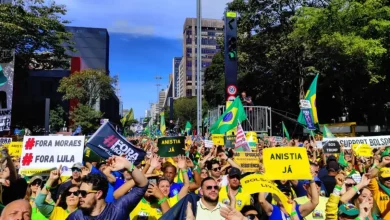 Milhares se manifestaram em São Paulo e 37 cidades brasileiras pedindo o impeachment de Alexandre de Moraes e a saída de Lula do poder. O ato, organizado pelo pastor Silas Malafaia, denunciou as ações do ministro e exigiu anistia para os presos por atos de 8 de janeiro.