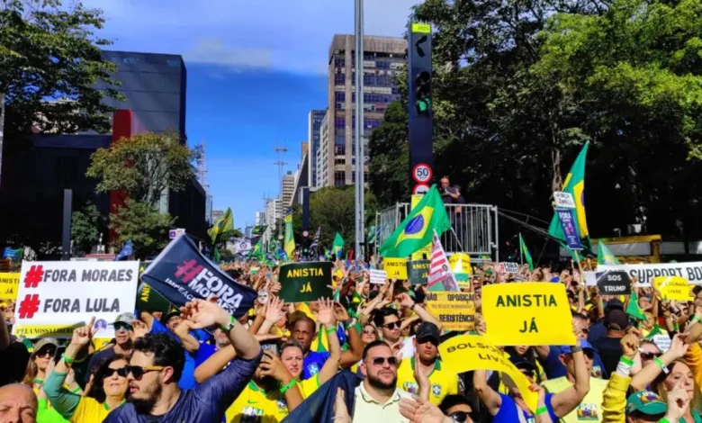 Milhares em protesto por impeachment de Moraes e saída de Lula do poder 1 Milhares se manifestaram em São Paulo e 37 cidades brasileiras pedindo o impeachment de Alexandre de Moraes e a saída de Lula do poder. O ato, organizado pelo pastor Silas Malafaia, denunciou as ações do ministro e exigiu anistia para os presos por atos de 8 de janeiro.