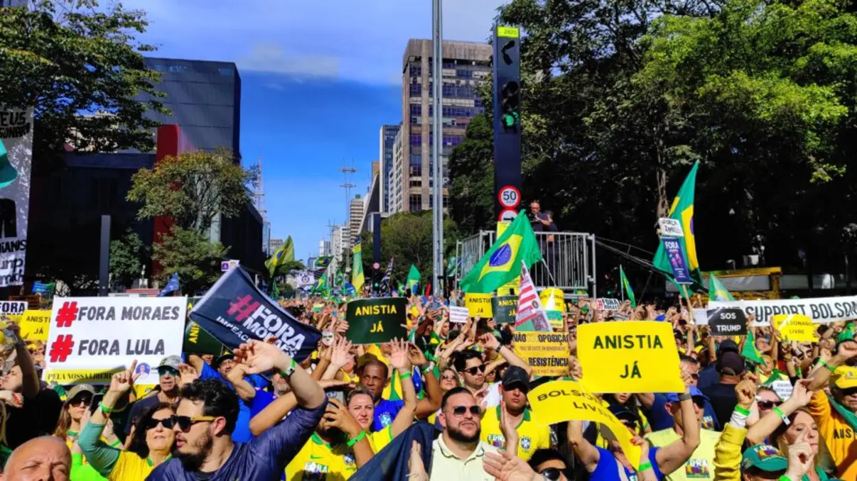 Milhares se manifestaram em São Paulo e 37 cidades brasileiras pedindo o impeachment de Alexandre de Moraes e a saída de Lula do poder. O ato, organizado pelo pastor Silas Malafaia, denunciou as ações do ministro e exigiu anistia para os presos por atos de 8 de janeiro.