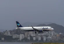 Voo da Azul faz pouso de emergência em Brasília após ameaça de bomba em bilhete. 170 passageiros e tripulantes desembarcaram seguros. Polícia Federal investiga a ocorrência e descartou explosivos.