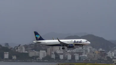 Voo da Azul faz pouso de emergência em Brasília após ameaça de bomba em bilhete. 170 passageiros e tripulantes desembarcaram seguros. Polícia Federal investiga a ocorrência e descartou explosivos.