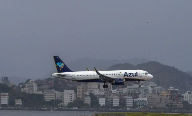 Voo da Azul faz pouso de emergência em Brasília após ameaça de bomba em bilhete. 170 passageiros e tripulantes desembarcaram seguros. Polícia Federal investiga a ocorrência e descartou explosivos.