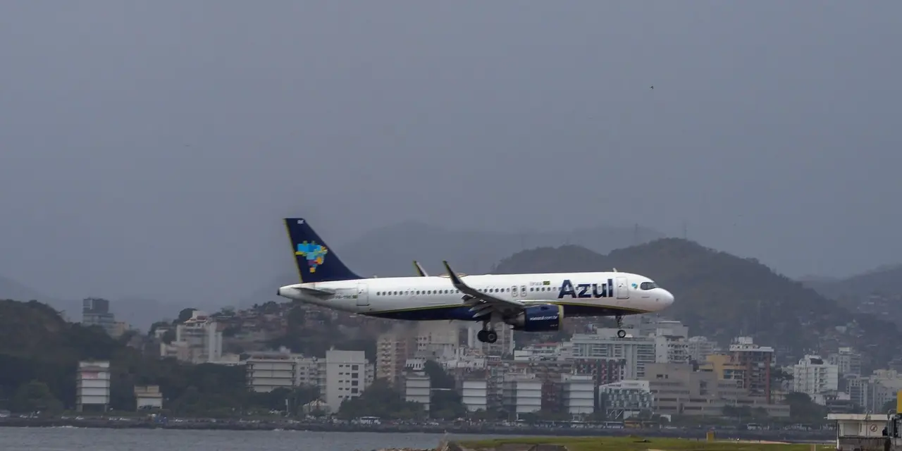 Voo da Azul faz pouso de emergência em Brasília após ameaça de bomba em bilhete. 170 passageiros e tripulantes desembarcaram seguros. Polícia Federal investiga a ocorrência e descartou explosivos.