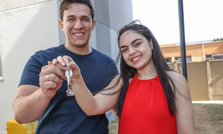 Casa Paulista entrega 63 apartamentos em Franca para famílias de baixa renda 1 Casa Paulista entrega 63 apartamentos em Franca, beneficiando famílias com renda até 3 salários mínimos. Programa oferece subsídios de até R$ 11 mil para compra do primeiro imóvel, proporcionando moradia digna e segurança.