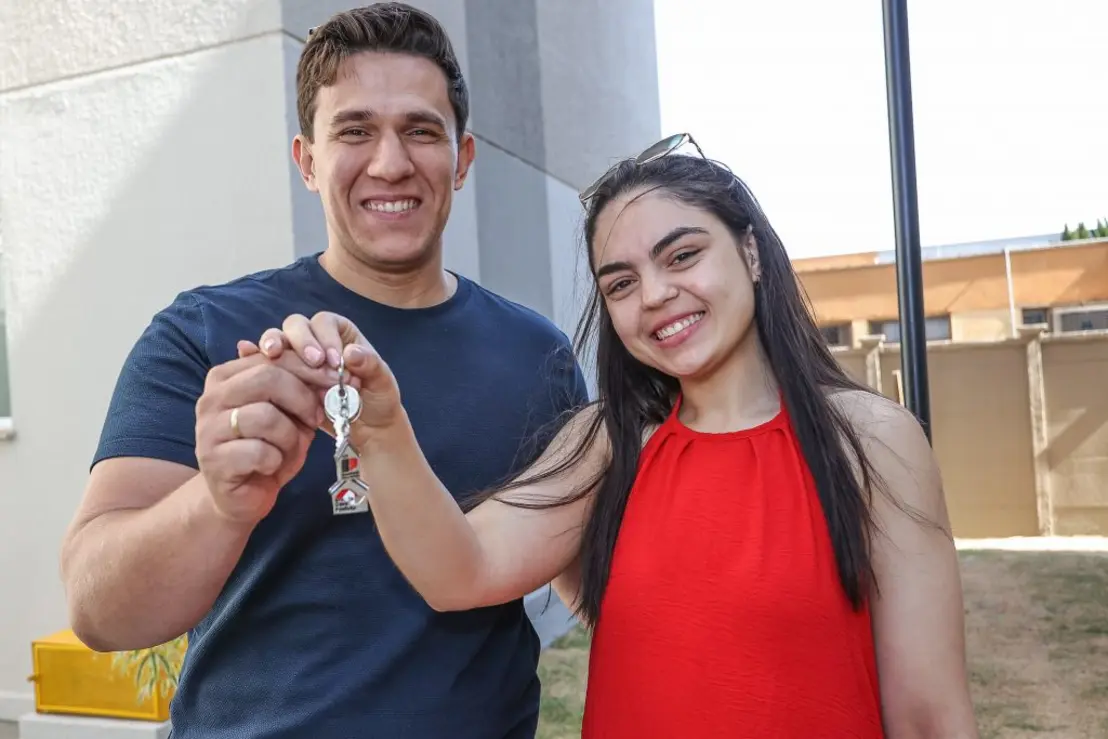 Casa Paulista entrega 63 apartamentos em Franca, beneficiando famílias com renda até 3 salários mínimos. Programa oferece subsídios de até R$ 11 mil para compra do primeiro imóvel, proporcionando moradia digna e segurança.