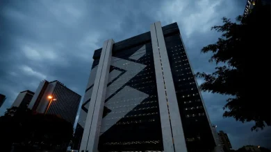 Decisão do ministro Flávio Dino sobre a Lei Magnitsky causa preocupação no setor bancário brasileiro. O Banco do Brasil, com atuação global, pode ser impactado por sanções contra violações de direitos humanos. O futuro do banco em um cenário internacional complexo é incerto.