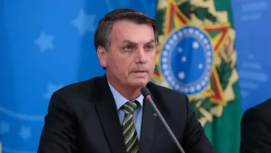 Procurador-geral da República, Paulo Gonet, considera a presença de policiais na residência de Bolsonaro desnecessária para a prisão domiciliar. O argumento é que o monitoramento externo reforçado e a prisão domiciliar em si já garantem a segurança e a integridade do ex-presidente.
