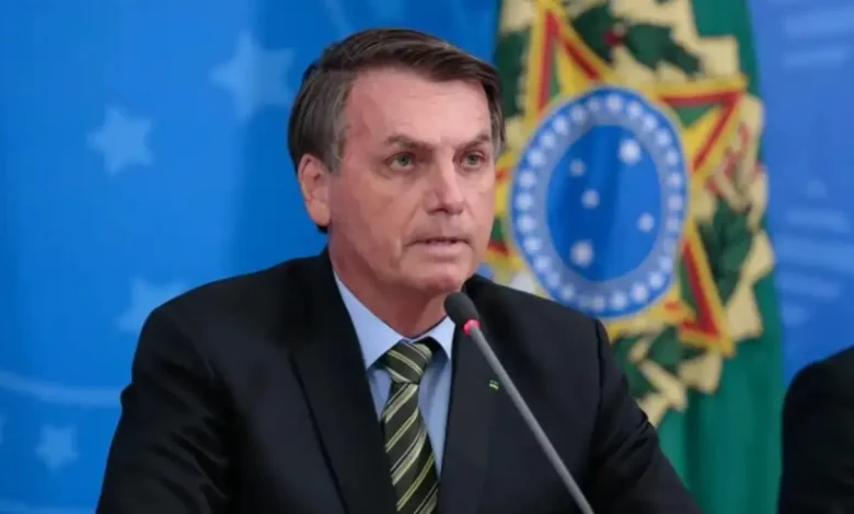 Polícia em Residência de Bolsonaro: Gonet Defende Presença Desnecessária para Prisão Domiciliar 1 Procurador-geral da República, Paulo Gonet, considera a presença de policiais na residência de Bolsonaro desnecessária para a prisão domiciliar. O argumento é que o monitoramento externo reforçado e a prisão domiciliar em si já garantem a segurança e a integridade do ex-presidente.
