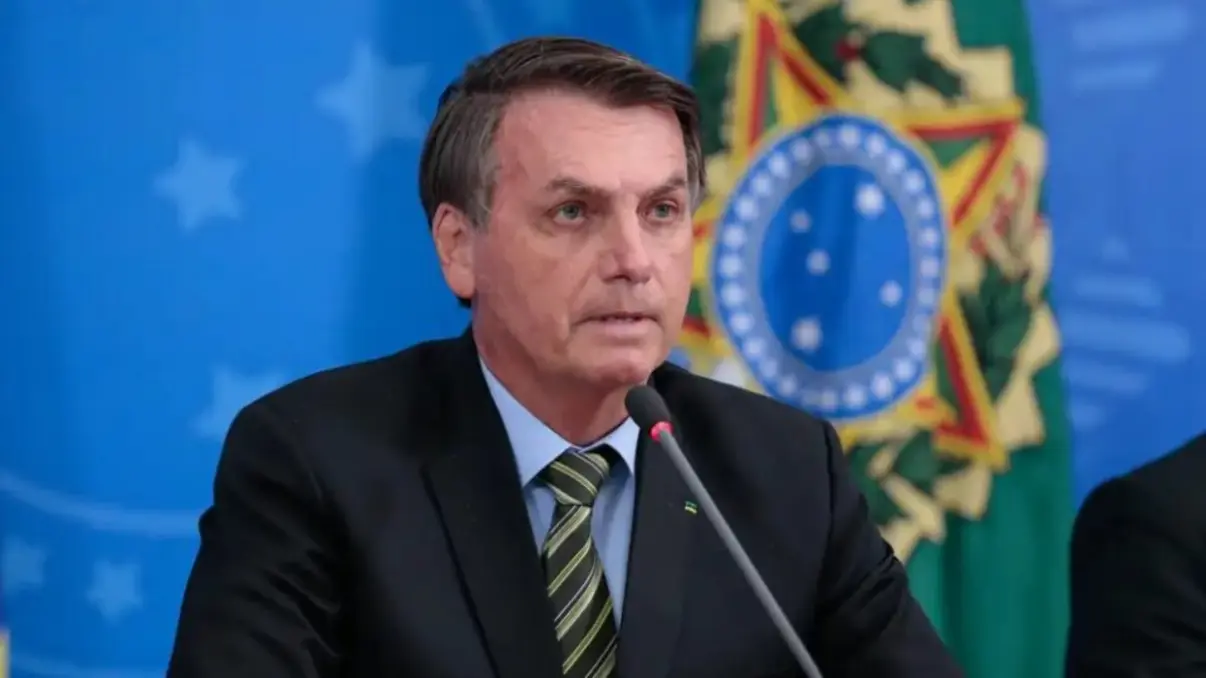 Procurador-geral da República, Paulo Gonet, considera a presença de policiais na residência de Bolsonaro desnecessária para a prisão domiciliar. O argumento é que o monitoramento externo reforçado e a prisão domiciliar em si já garantem a segurança e a integridade do ex-presidente.