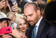 Eduardo Bolsonaro e Paulo Figueiredo viajam a Washington para discutir a situação política e jurídica no Brasil com o governo Trump após a prisão domiciliar de Bolsonaro. O objetivo é evitar sanções contra o STF e aumento de tarifas sobre produtos brasileiros.