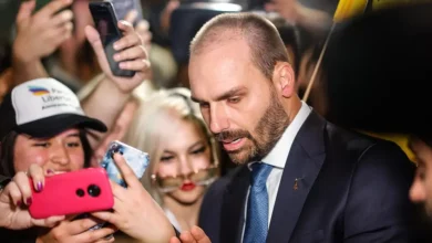 Eduardo Bolsonaro e Paulo Figueiredo viajam a Washington para discutir a situação política e jurídica no Brasil com o governo Trump após a prisão domiciliar de Bolsonaro. O objetivo é evitar sanções contra o STF e aumento de tarifas sobre produtos brasileiros.