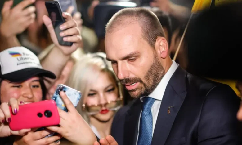 Eduardo Bolsonaro e Paulo Figueiredo viajam a Washington para discutir a situação política e jurídica no Brasil com o governo Trump após a prisão domiciliar de Bolsonaro. O objetivo é evitar sanções contra o STF e aumento de tarifas sobre produtos brasileiros.