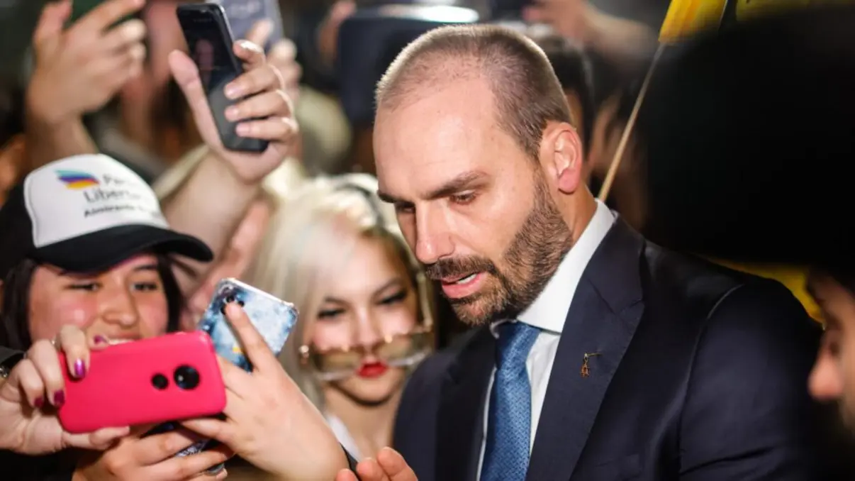 Eduardo Bolsonaro e Paulo Figueiredo viajam a Washington para discutir a situação política e jurídica no Brasil com o governo Trump após a prisão domiciliar de Bolsonaro. O objetivo é evitar sanções contra o STF e aumento de tarifas sobre produtos brasileiros.