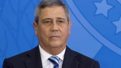 Ministro Alexandre de Moraes mantém prisão preventiva do general Walter Braga Netto, negando pela quarta vez pedido de liberdade. Decisão reforça medidas restritivas contra Braga Netto, acusado de participar de esquema para golpes de Estado.