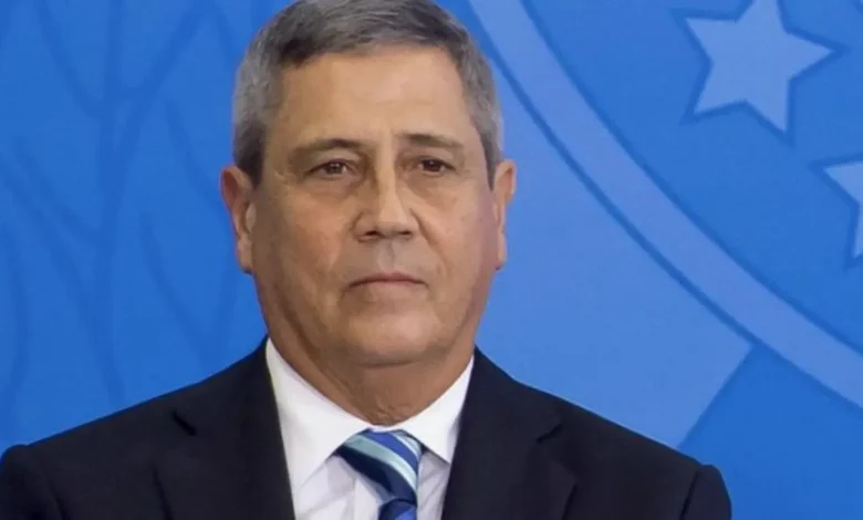 Ministro Alexandre de Moraes mantém prisão preventiva do general Walter Braga Netto, negando pela quarta vez pedido de liberdade. Decisão reforça medidas restritivas contra Braga Netto, acusado de participar de esquema para golpes de Estado.