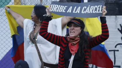 Ex-presidente colombiano Álvaro Uribe condenado a 12 anos por fraude processual e suborno. Uribe alega processo tendencioso e parcialidade da juíza, classificando a sentença como política e ilegal.