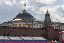 Rússia rejeita proposta de tropas da OTAN na Ucrânia após cessar-fogo, acusando Reino Unido e França de incitação à guerra. Diplomata russa critica política britânica e pede fim ao apoio militar à Ucrânia. Líderes britânico, francês e ucraniano reafirmam apoio à Ucrânia e buscam solução pacífica com Estados Unidos.