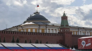 Rússia rejeita proposta de tropas da OTAN na Ucrânia após cessar-fogo, acusando Reino Unido e França de incitação à guerra. Diplomata russa critica política britânica e pede fim ao apoio militar à Ucrânia. Líderes britânico, francês e ucraniano reafirmam apoio à Ucrânia e buscam solução pacífica com Estados Unidos.