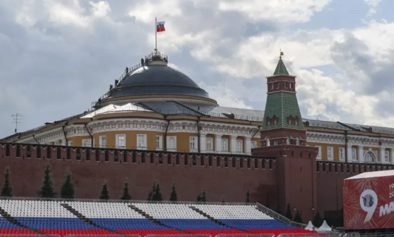 Rússia rejeita proposta de tropas da OTAN na Ucrânia após cessar-fogo, acusando Reino Unido e França de incitação à guerra. Diplomata russa critica política britânica e pede fim ao apoio militar à Ucrânia. Líderes britânico, francês e ucraniano reafirmam apoio à Ucrânia e buscam solução pacífica com Estados Unidos.