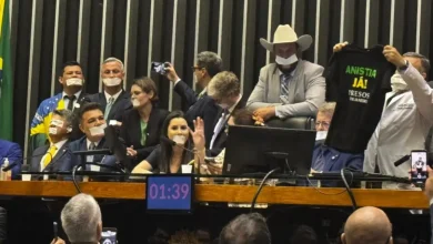 Oposição bloqueia sessões do Congresso em protesto contra decisão de Moraes. Parlamentares exigem reunião para discutir anistia aos envolvidos nos atos de 8 de janeiro e impeachment do ministro. Tenção aumenta entre base governista e oposição.
