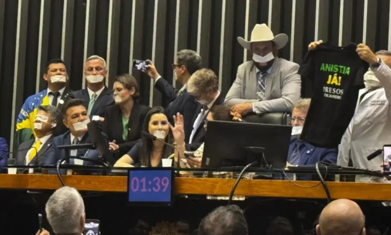 Oposição bloqueia sessões do Congresso em protesto contra decisão de Moraes. Parlamentares exigem reunião para discutir anistia aos envolvidos nos atos de 8 de janeiro e impeachment do ministro. Tenção aumenta entre base governista e oposição.